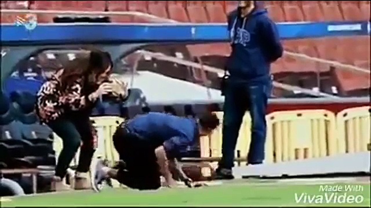 Dani Alves special return to  Camp Nou with a kiss