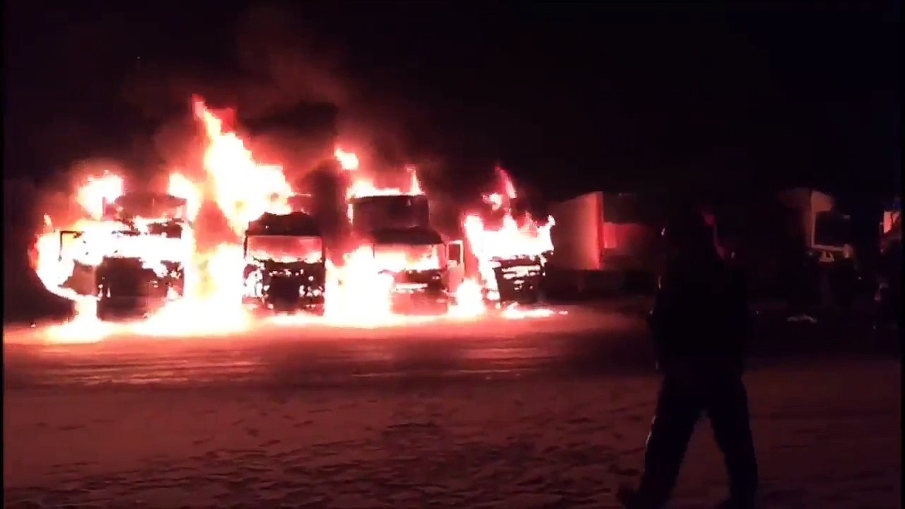 Под Питером Трамп начал поджигать машины бастующих дальнобойщиков