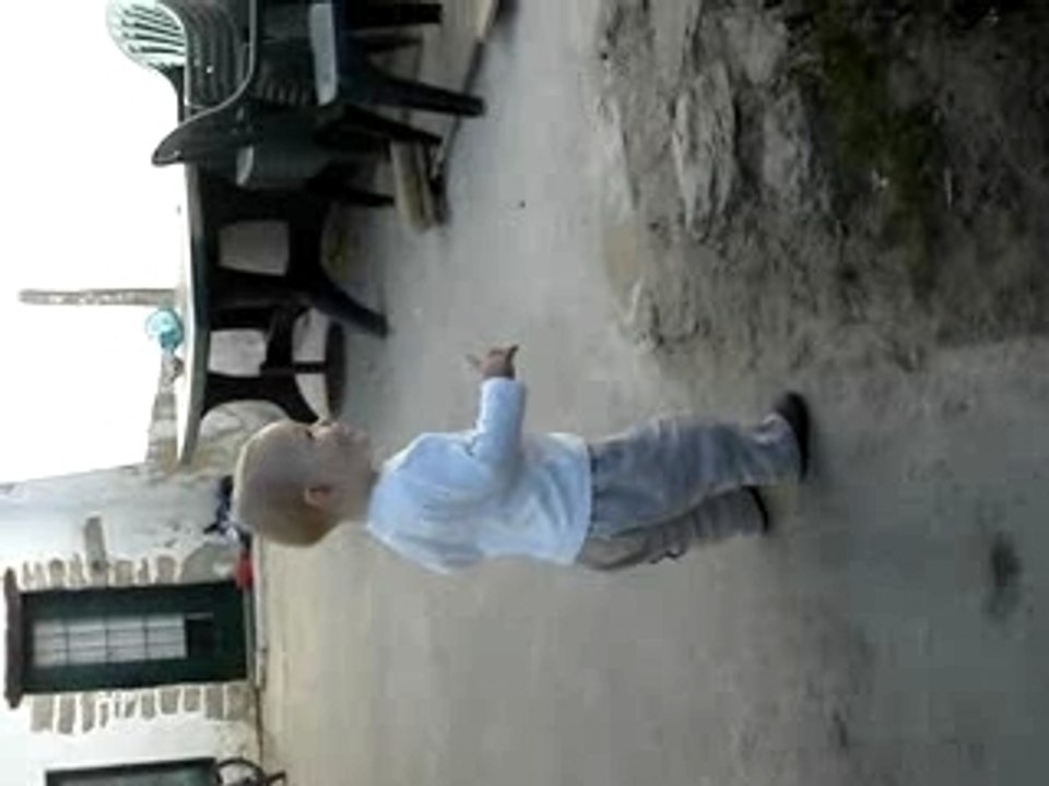 Elouan dehors écoute les oiseaux le 28.09.07