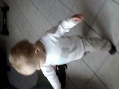 Elouan marche dans la maison le 28.09.07