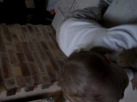 Elouan marche et fait du 4 pattes le 28.09.07