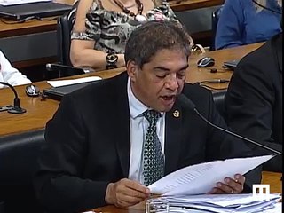 Dentes de senador Hélio José caem em comissão do Senado; veja