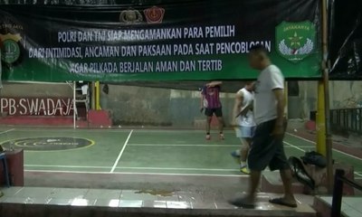 Warga Memanfaatkan Lapangan Tenis Sebagai TPS