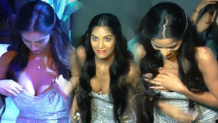 Descargar video: H0T Poonam Pandey HIDES Her Cleavage Seeing Cameras | OOPS Moment