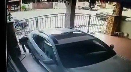 Viral - Kau panjat pagar abis 4 biji tayar kau rembat. Kes di Taman Desa Skudai