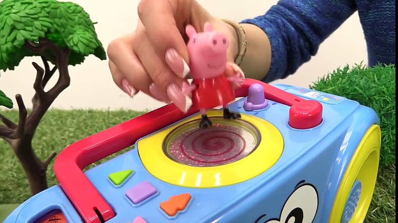 Peppa pig in dangerous  Train videos & Peppa pig toys. Toy story with toy train  and kids ts