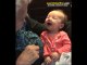 Büyükannesinin İşaret Dili Kullanarak Sakinleştirdiği Bebek