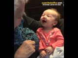 Büyükannesinin İşaret Dili Kullanarak Sakinleştirdiği Bebek