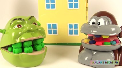 Shrek et le singe jouent à un jeu de société Histoires de Jouets