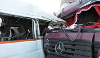 Kamyon, servis aracına çarptı... Çok sayıda yaralı