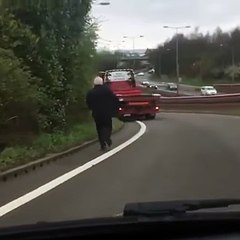 Son camion avance tout seul et crée la panique sur l'autoroute alors qu'il s'était arrêté pour se soulager.