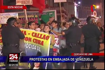 Venezolanos protestan contra Maduro ante embajada en Lima