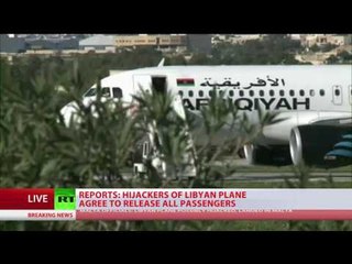 Video herunterladen: Malta hostage situation: First passengers evacuated from hijacked Afriqiyah Airways flight