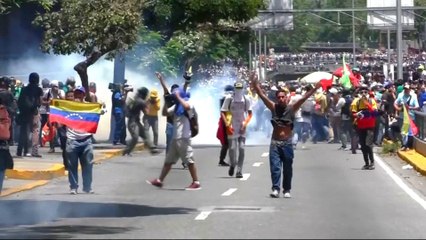 Скачать видео: Fears of violence at rival rallies in Venezuela