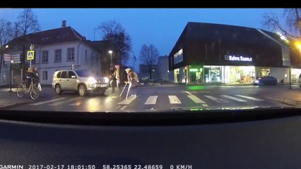 Quand tu veux aider mamie à traverser, pense à mettre le frein à main