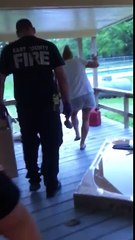 Elle coince son bras dans la toilette