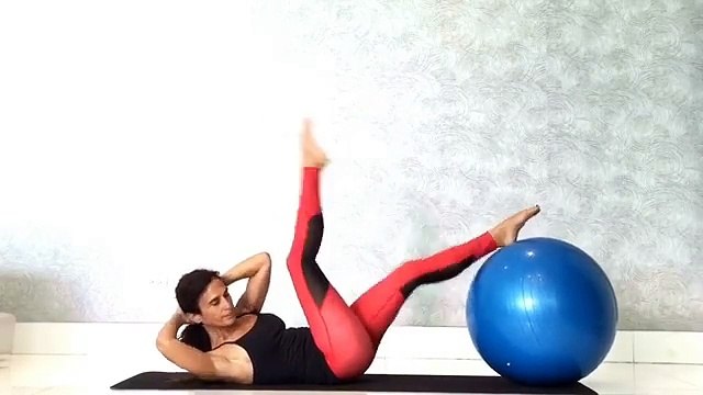 Pilates topu ile forma girin