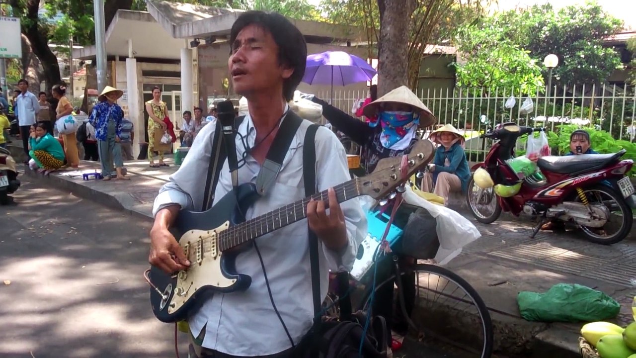 Hát rong đường phố Ru Nửa Vầng Trăng. Hãy thương cảm cho số phận người mù