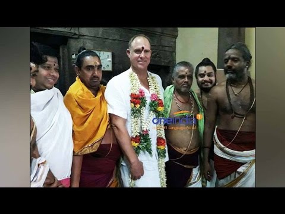 Matthew Hayden chilling out in Dhoti in Madurai, Watch video| Oneindia News