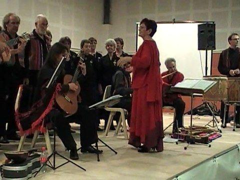 Mon Papa était dans cette chorale, c est le Grand Monsieur à lunettes au milieu, tu me manques, je t aime