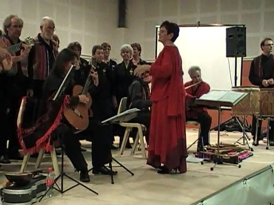 Mon Papa était dans cette chorale, c est le Grand Monsieur à lunettes au milieu,  tu me manques, je t aime