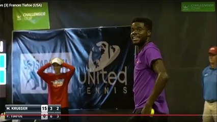 Un match de tennis interrompu par un couple qui fait l'amour dans un appartement pas loin du stade