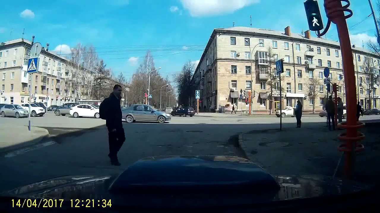 Un homme répare un feu de signalisation en Russie