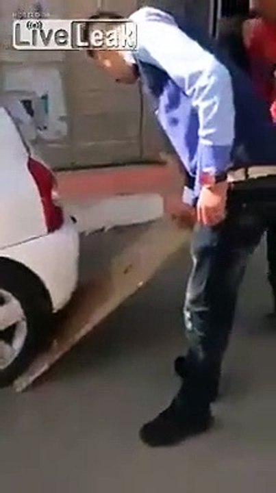 Ce mec tellement stupide qu'il se fait rouler dessus deux fois par son pote