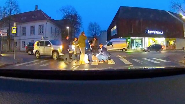 Il fait tomber une mamie en voulant l'aider