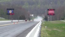 Explosion d'une voiture de vitesse contre un mur !