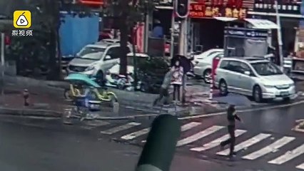 Un voleur se trompe de direction en s’enfuyant et entre dans un commissariat de police sans le savoir !