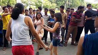 Delhi Girls Dancing in Market on Punjabi Song - YouTube