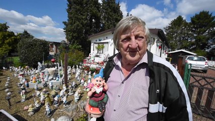 Gilbert collectionne les nains de jardin