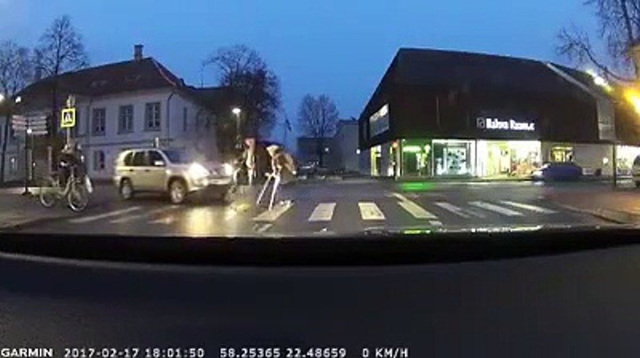 en voulant aider une vieille dame un automobiliste manque de la tuer