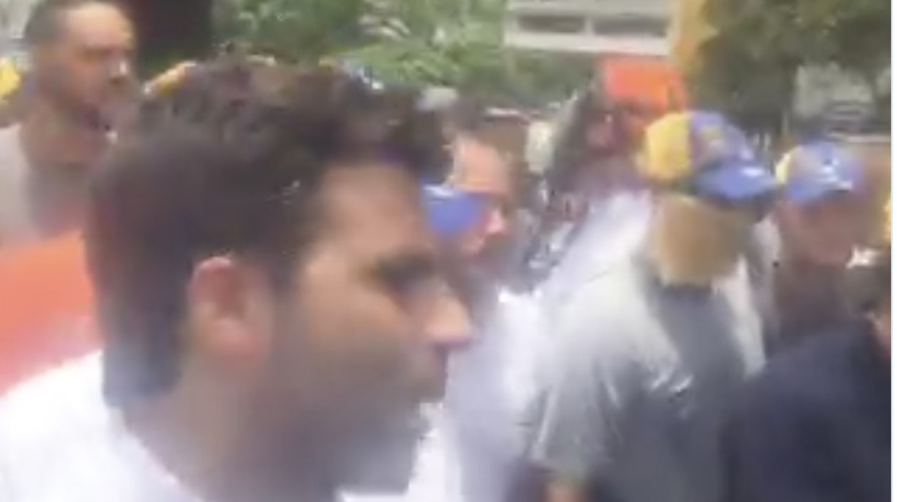 Caracas Protesters March With Hands in the Air, Confront Police