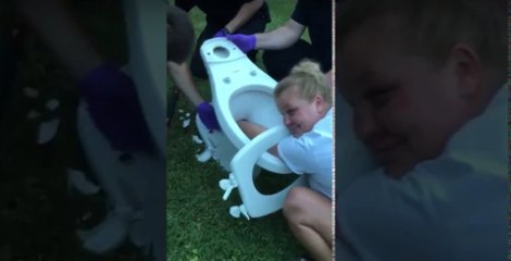 Download Video: Cette femme tente  de déboucher ses toilettes à la main, mais va vite le regretter