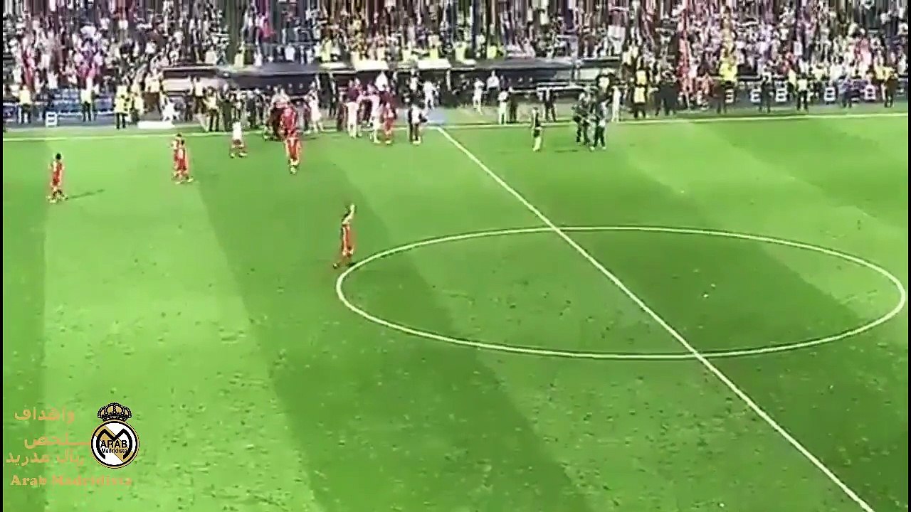 Les fans du maestro d'adieu moment Bernabeu Xabi Alonso axe de la terre