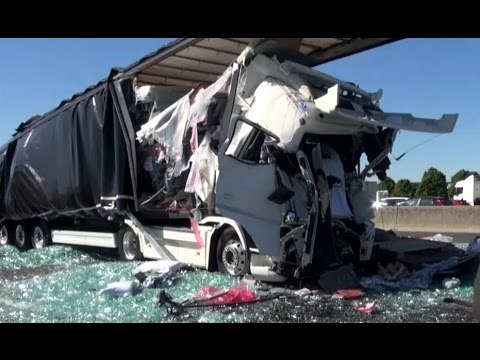 Modena - Tir salta carreggiata e si ribalta su A1, muore conducente (19.04.17)