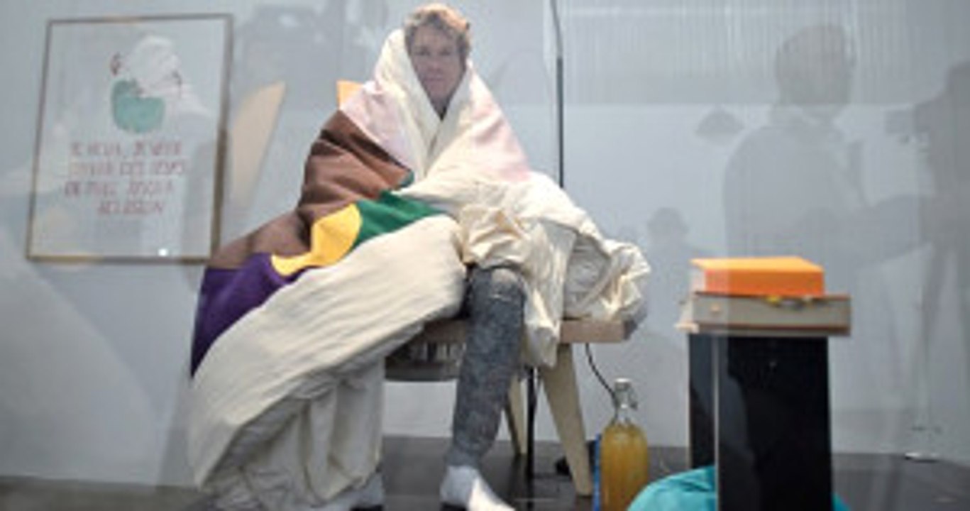 Kuluçkaya Yatan Fransız Sanatçının Nur Topu Gibi Bir Civcivi Oldu