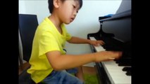 Wow... Incredible piano player (5 years old)