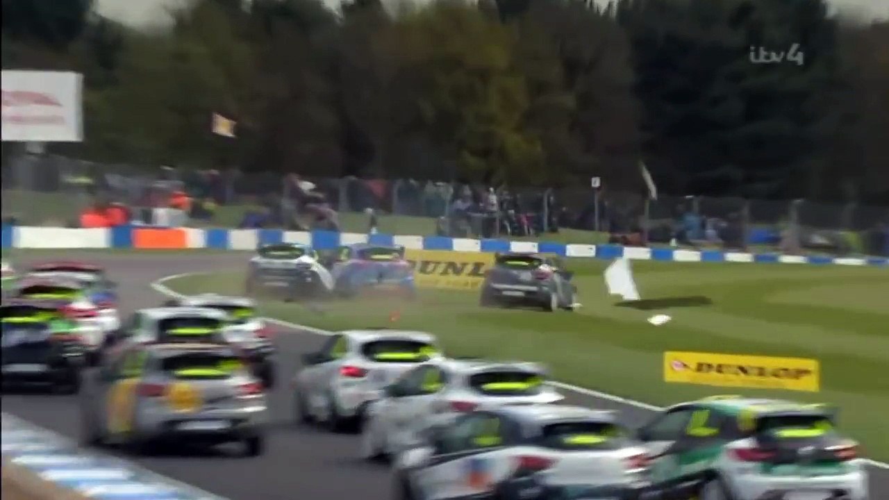 Carnage sur le circuit Donington lors de la Coupe d'Angleterre Renault Clio.