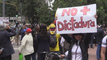 Venezolanos y políticos protestan ante embajada de ese país en Bogotá