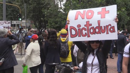 Venezolanos y políticos protestan ante embajada de ese país en Bogotá