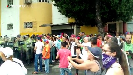 Manifestantes frustrados le gritan a la policía que no les permiten marchar