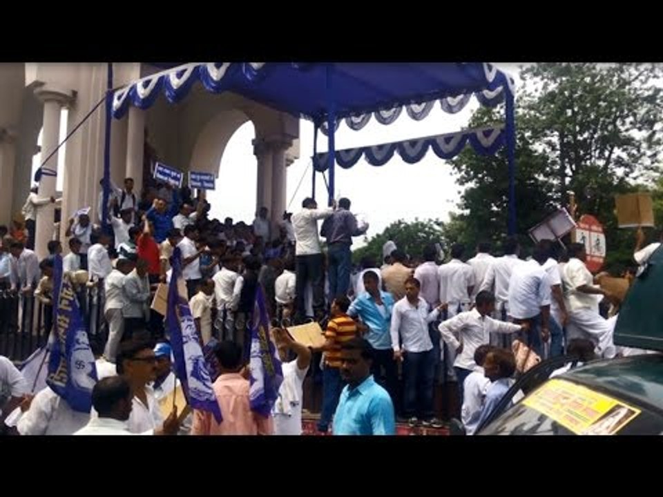 BSP workers protest against Dayashankar Singh, call him 'dog' | Oneindia News