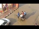 Delhi waterlogged, funny video of rickshaw puller making money | Oneindia News