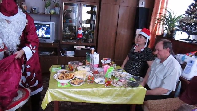 дед мороз_дарит подарки .wmv