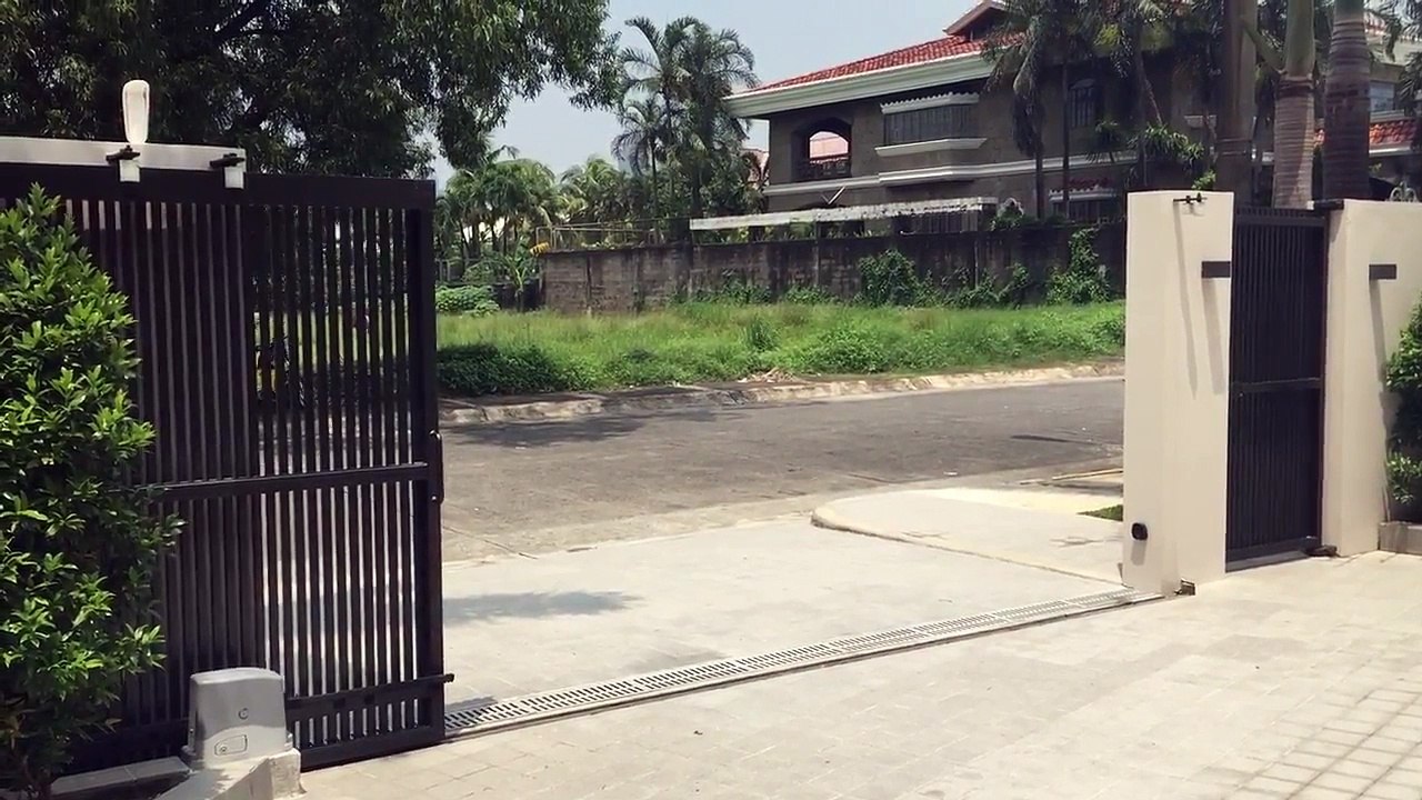 Cổng trượt tự động trong thương mại