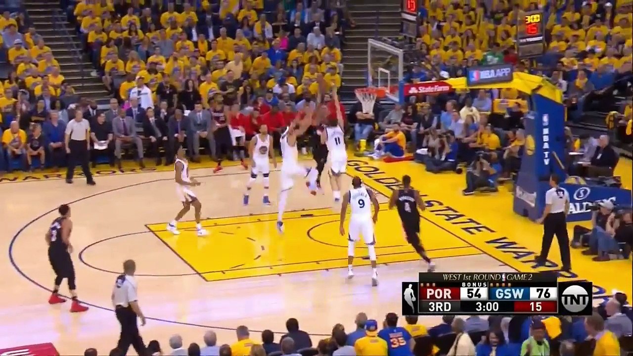 klay-thompson-blocks-damian-lillard-then-hit-the-three-warriors-vs-trail-blazers