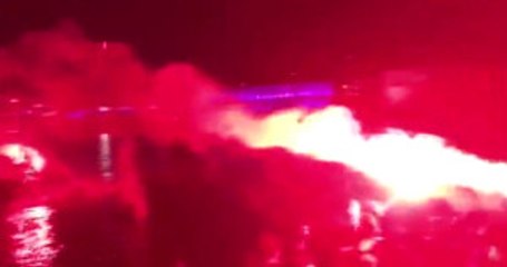 Beşiktaşlı Taraftarlar, Lyon Oteline Yaklaşarak Havai Fişek Patlattı